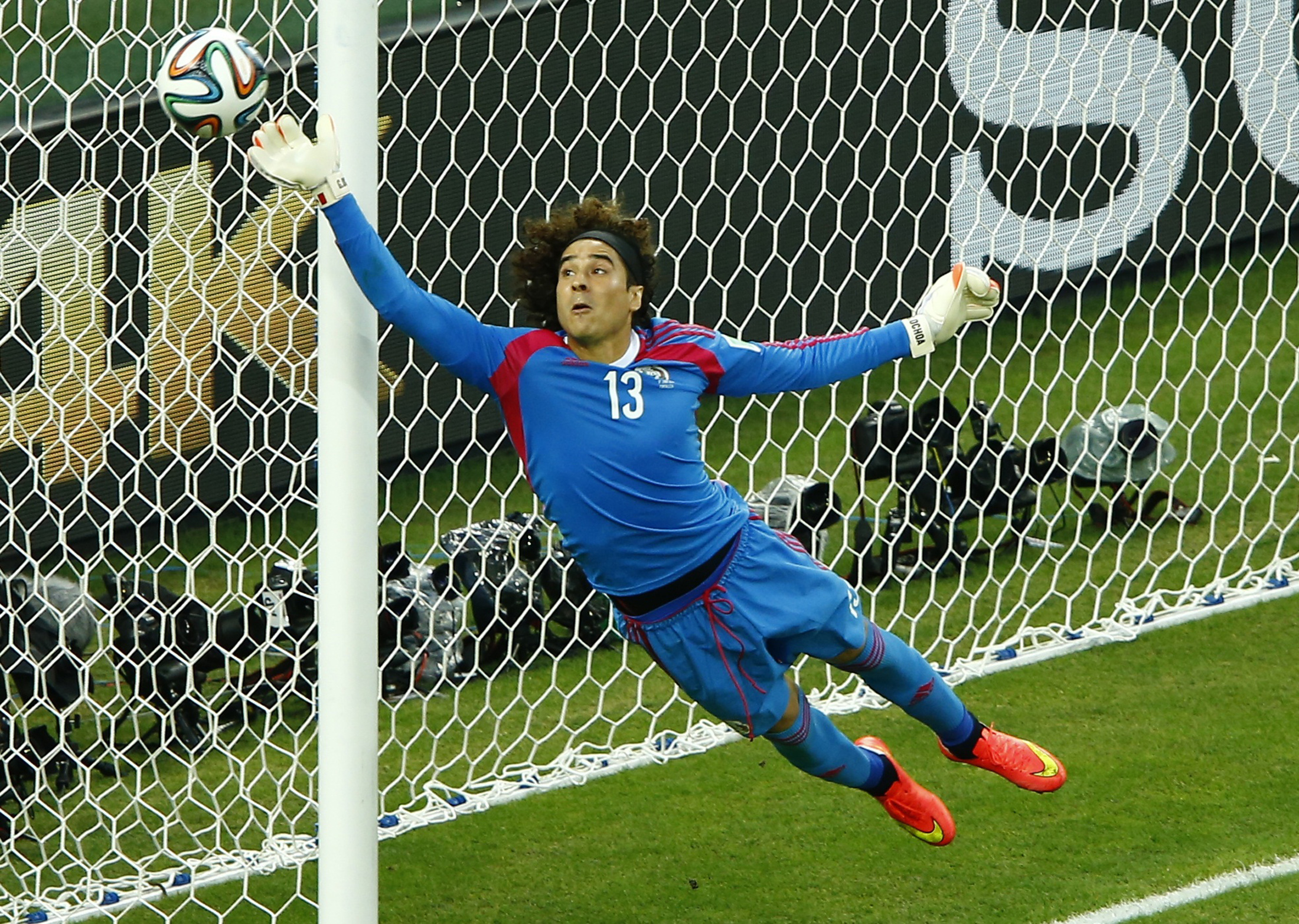 El portero mexicano Ochoa fue el hombre del partido en Twitter