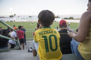 Neymar arropa a un niño que se infiltró en el entrenamiento de Brasil