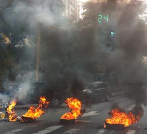 Prenden barricadas con fuego en el bulevar de El Cafetal (Fotos)