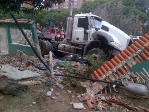 Gandola impactó en residencia de la GNB en El Valle (Fotos)
