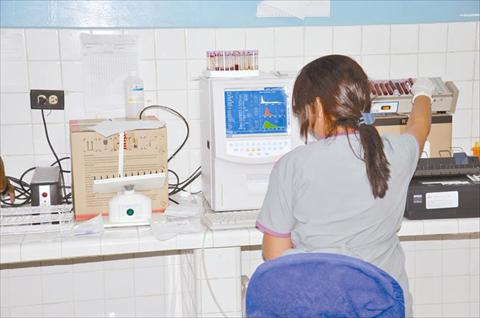 Persiste escasez de reactivos para exámenes de dengue y hematología