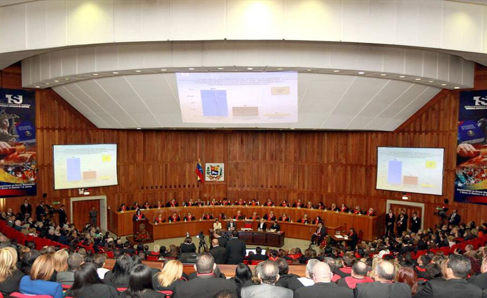 Los jueces y fiscales de Venezuela temen desobedecer al régimen de Maduro