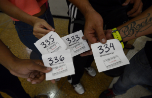 100 euros por un número para la cola de Zara en Caracas