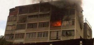 Incendio en edificio residencial en Petare deja 4 fallecidos