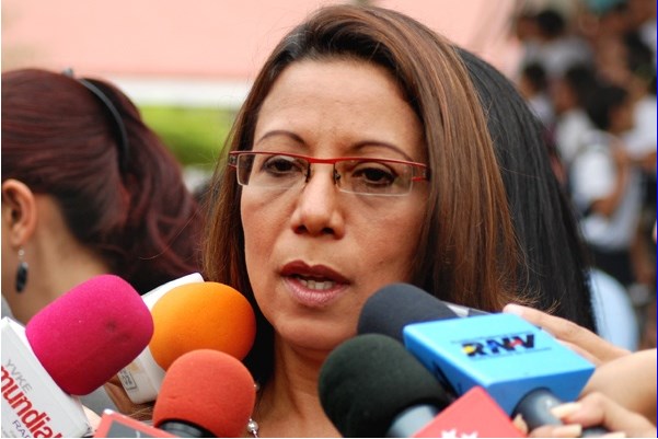 Según Tania Díaz, la oposición envía gente a las colas para generar saqueos