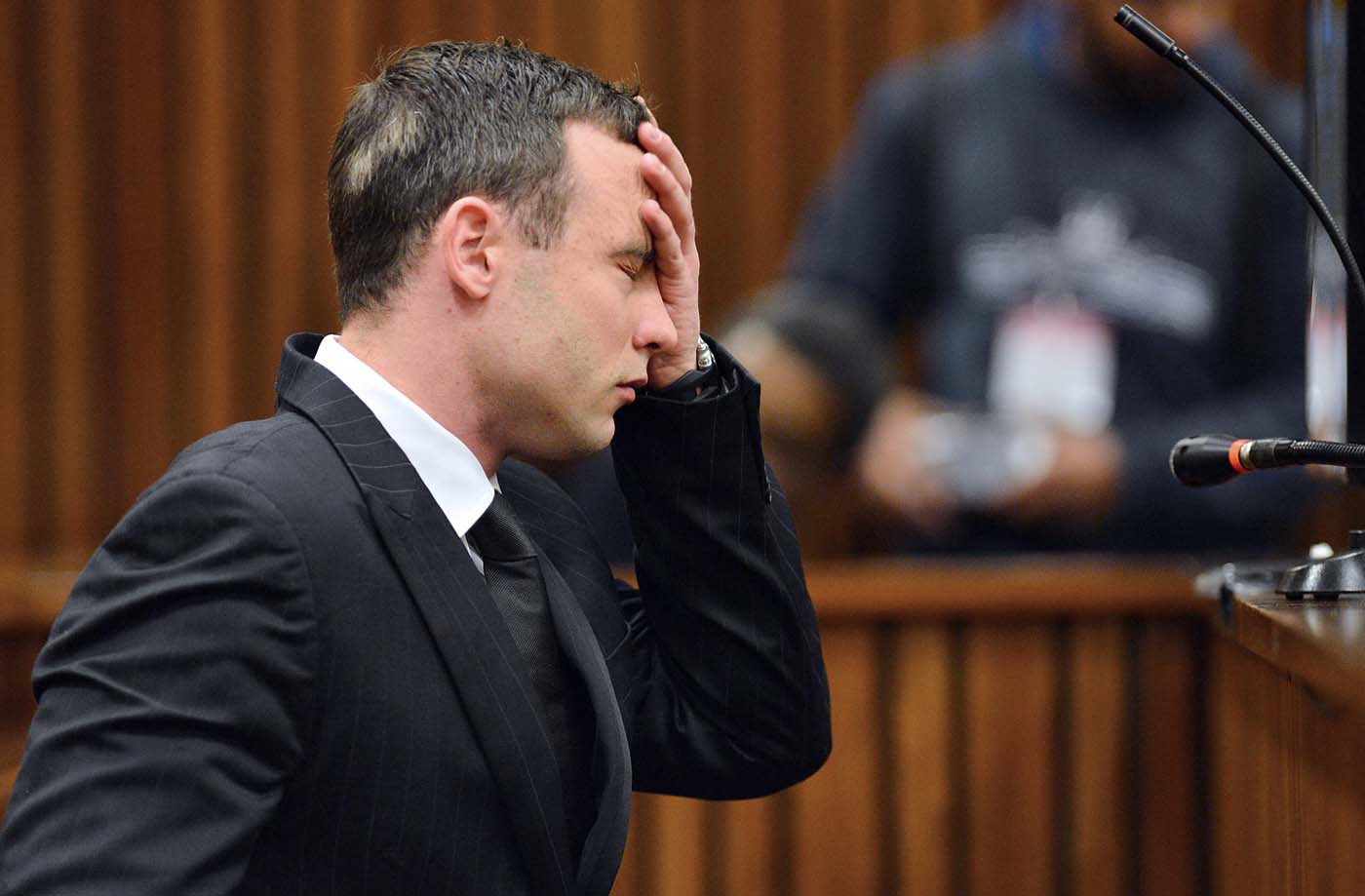 Difunden video en que Pistorius reconstruye el asesinato de su novia