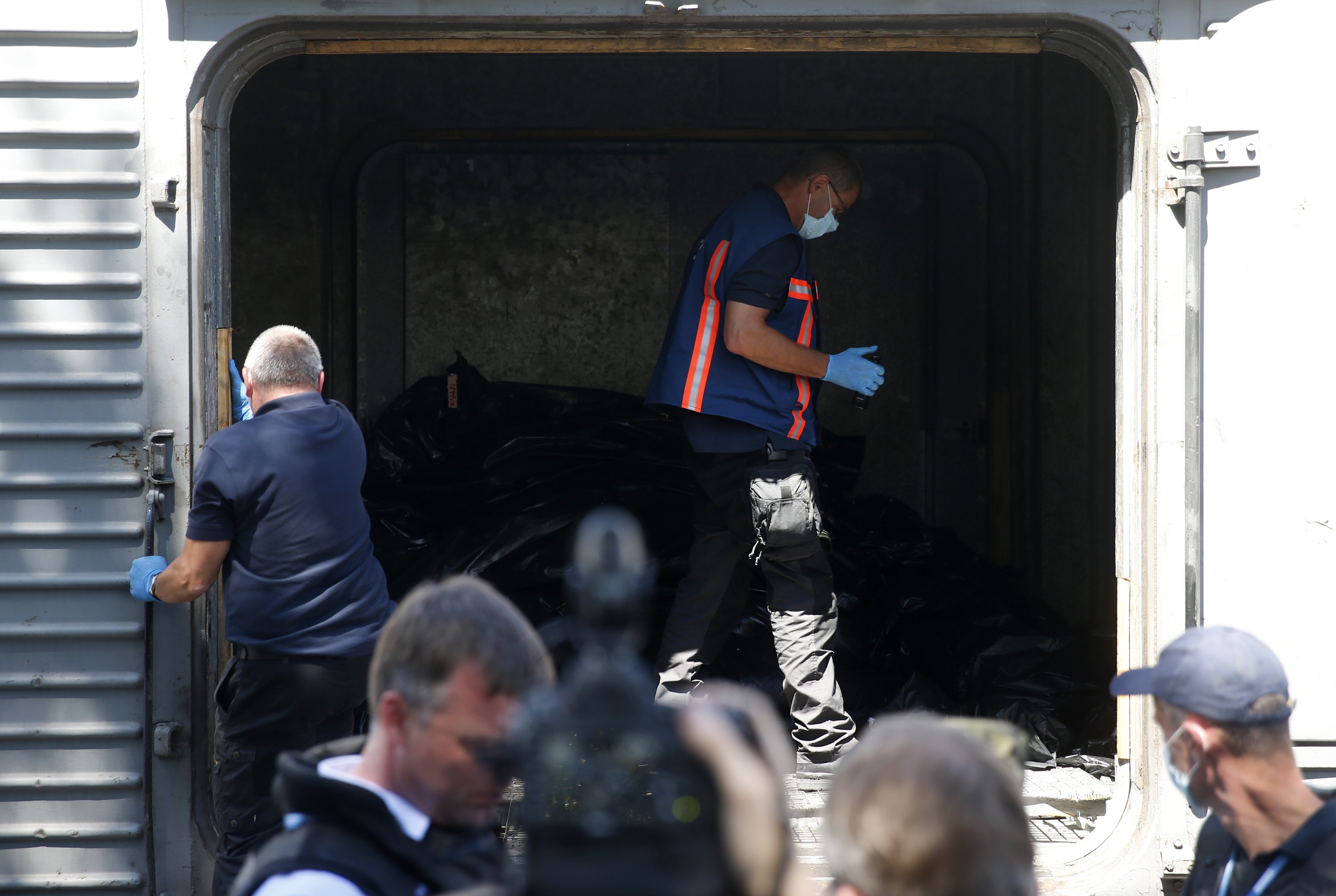 Forenses examinaron el tren con cadáveres del avión derribado en Ucrania (Video)