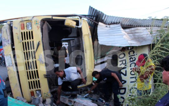 Ocho lesionados dejó vuelco de autobús en Turmero