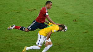 Piden a FIFA que Zúñiga sea sancionado tras fracturar a Neymar
