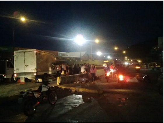 La Guaira en la calle protestando por falta de agua (FOTOS)