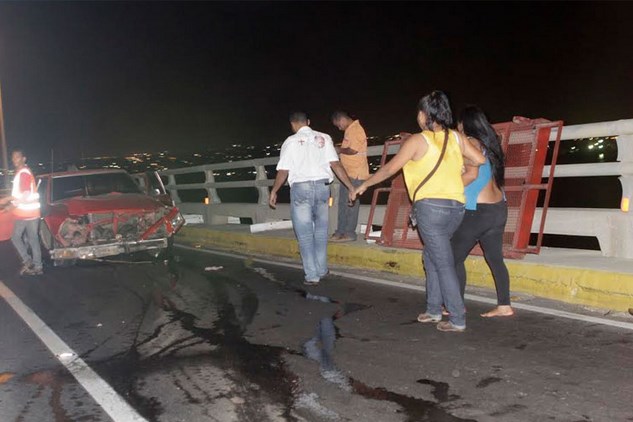 Violento choque en el puente sobre el lago (Fotos)