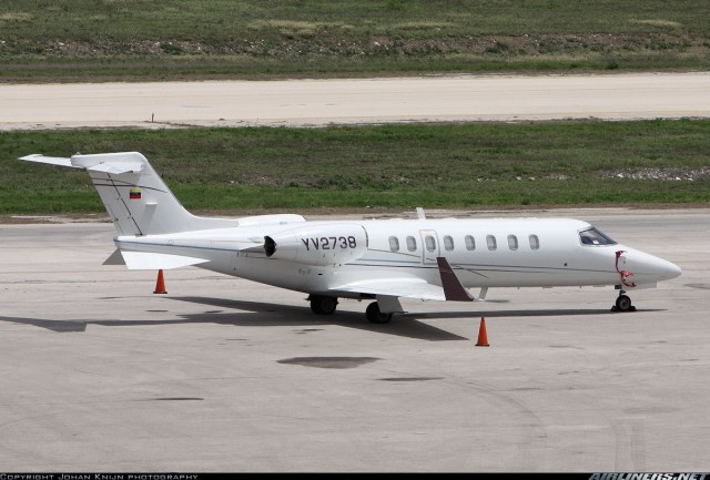 El Lear YV 2738 de Pdvsa es un jet de clase ejecutiva con capacidad para 8 pasajeros + 2 pilotos. Acá es captado en la foto en una estadía en el aeropuerto de Curazao