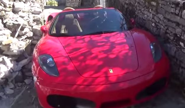 ¿Pa´qué me invitan si me cuesta pasar el Ferrari por la callecita?