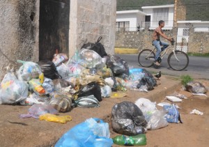 Queman basura en calles de Tejerías porque el aseo no pasa