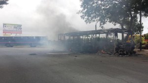Trabajadores de Sidor trancan vías y queman autobús (Fotos)