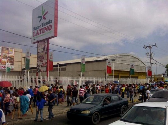 ¿Abastecimiento seguro?..Cola para comprar alimentos en un supermercado del Zulia