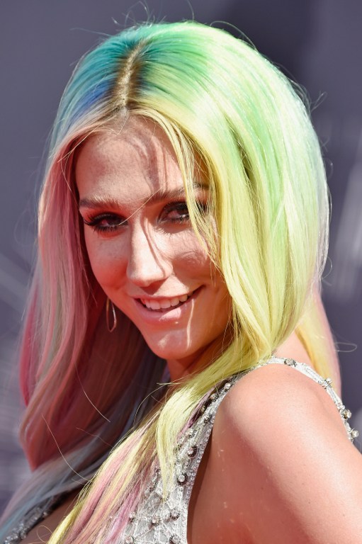 Kesha y su cabello multicolor en la alfombra roja de los MTV VMA