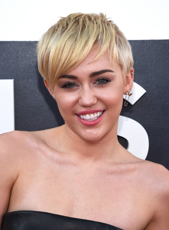 MILAGRO: Nada escandalosa arribó Miley Cyrus a la alfombra roja
