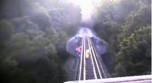 VIDEO: Lanzarse del puente o dejarse arrollar por un tren… ¿qué decidieron?