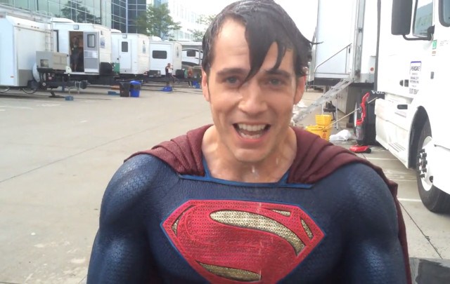 Superman se moja en un inusual #IceBucketChallenge