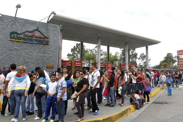 El Teleférico El Ávila solo ofrece largas colas y un bazar