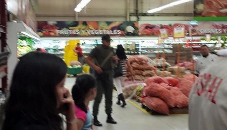 Puño limpio por comida en Makro La Yaguara (Fotos)