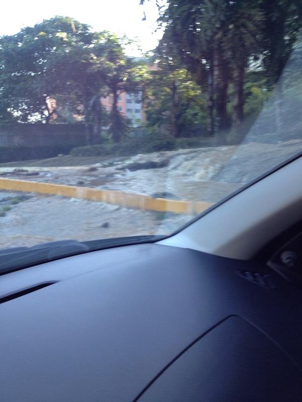 Tubería rota en la salida del túnel de La Trinidad vía centro #5Ago