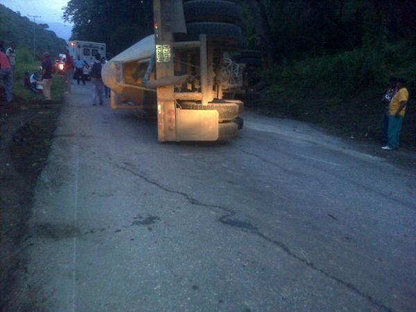 Gandola con cemento se volcó en la carretera Cúa-San Casimiro (Foto)