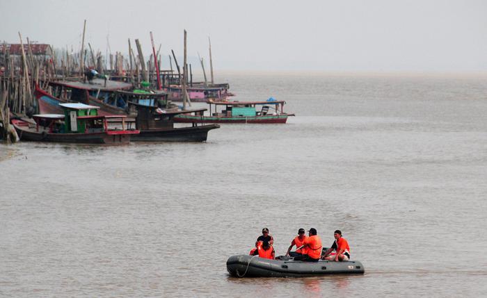 Diez turistas extranjeros y cinco indonesios desaparecidos en naufragio en Indonesia