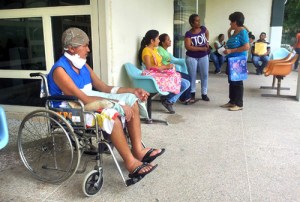 Pacientes con cáncer continúan vía crucis en Carabobo