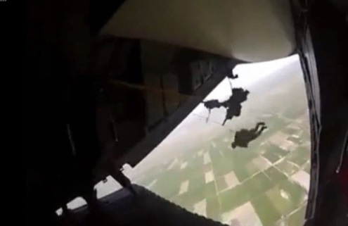 Terror en el aire: Militar mexicano se atora al saltar de un avión (Video)