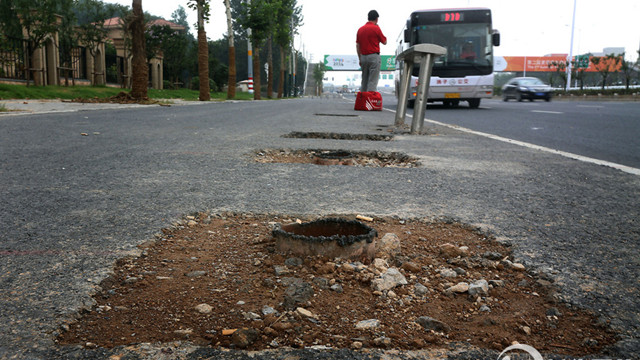 Ladrones se llevaron 24 paradas de autobús en una noche (Fotos)