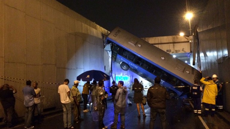 Al menos 30 herido en catastrófico accidente en Rio