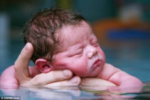 Un bebé de 31 horas de nacido nada en la piscina (Fotos)