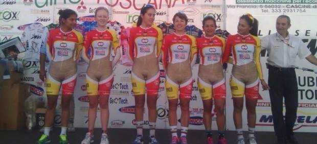 Peculiar uniforme de mujeres ciclistas causa furor en internet