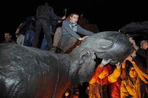 Derriban otra estatua Lenin en Ucrania