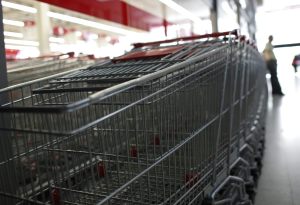 Usuarios recurren a las compras semanales ante la inflación y la escasez