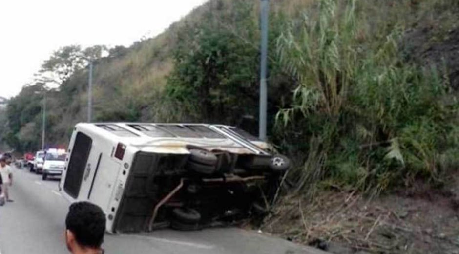 Cinco heridos al volcar autobús en El Guapo