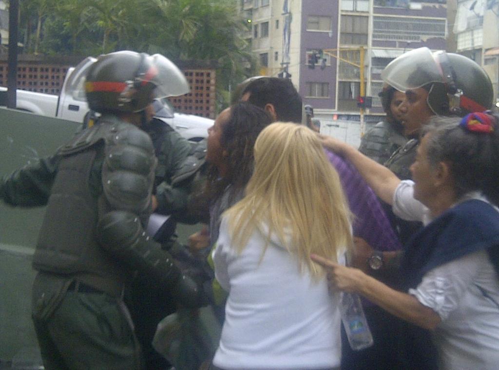 Señoras se enfrentaron a la GNB para impedir detenciones en Bello Monte (Fotos)