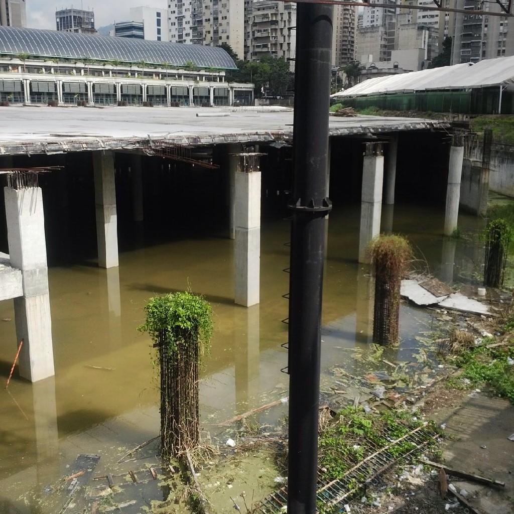 Una “piscina” que crece frente a Parque Central (Foto)