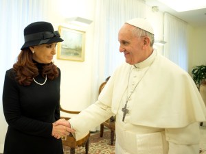 Cristina Fernández llega a Cuba para asistir a misa del Papa Francisco