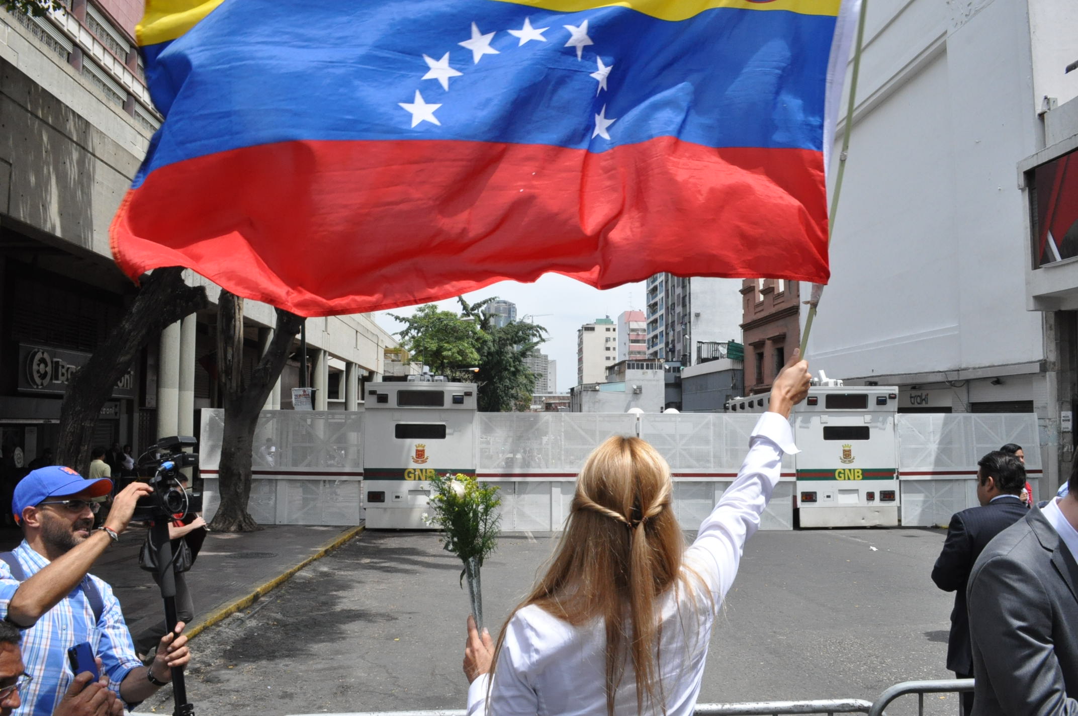 Lilian Tintori grita frente a barricada de la GNB por liberación de Leopoldo (Fotos)