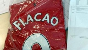 El Manchester United y los errores en los estampados de sus camisetas (Fotos)