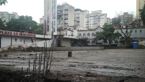 Denuncian corrupción y retrasos en remodelación de plazas en Caracas (Fotos)