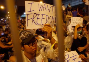 Manifestantes prodemocracia protestan ante la sede del gobierno de Hong Kong (Fotos)