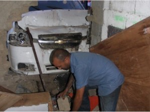 Por ir manejando borracho chocó un carro y la pared de una casa en Lara (Foto)