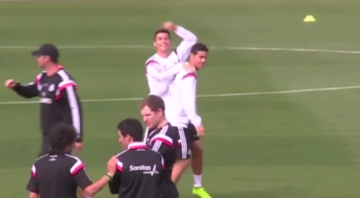 Cristiano Ronaldo bromea y ya acepta a James Rodríguez (Video)