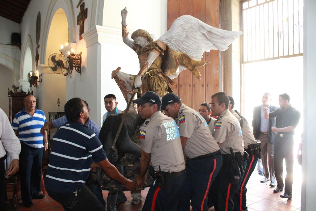 Masiva procesión en Caracas por el día de San Miguel Arcángel