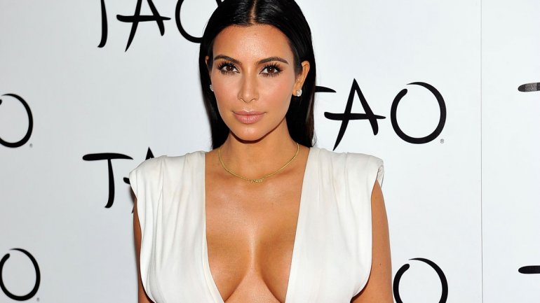 A Kim Kardashian se le vio la “alcancía” mientras esperaba sus maletas