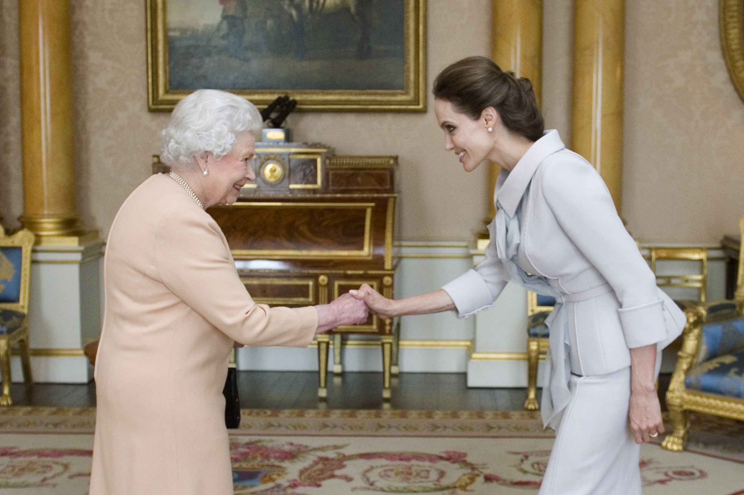 La reina Isabel otorga a Angelina Jolie el título de dama de honor (Fotos)